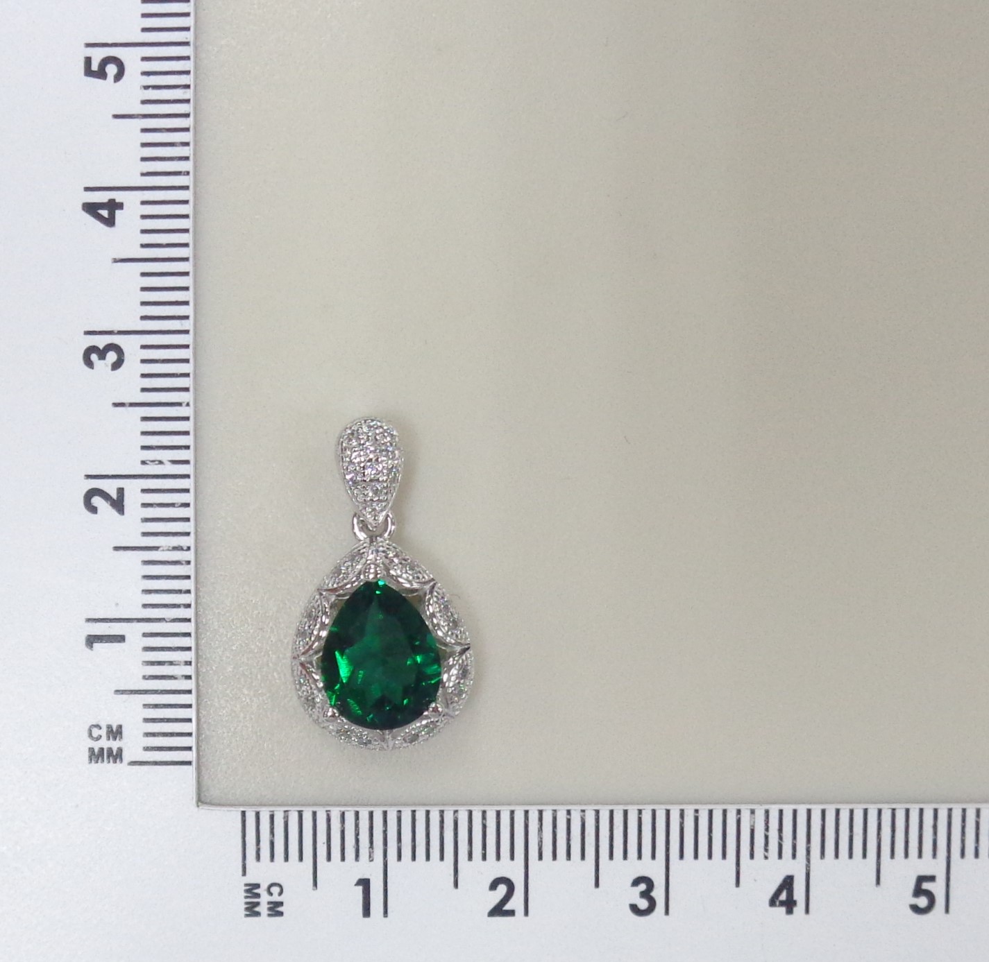 Серебряная подвеска с выращенным изумрудом